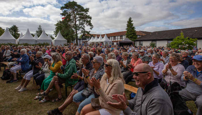 Publikum ved stor scene til Seniorfestivalen 2022
