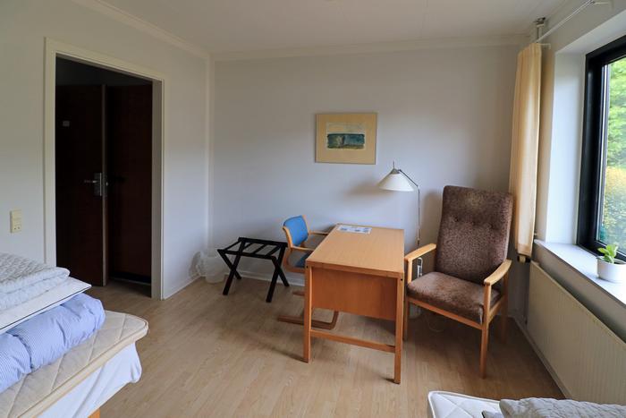 Værelse skrivebord og lænestol 700x400