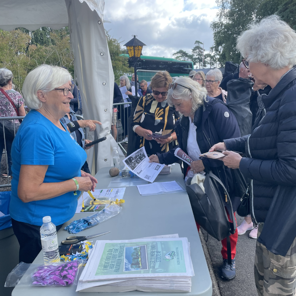 Anne Lise står klar med armbånd ved indgangen