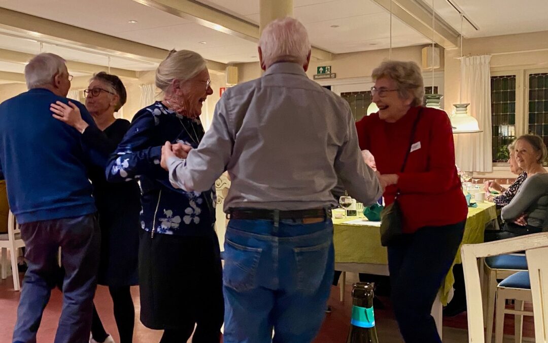 Seniorer der danser på Højskolen Marielyst