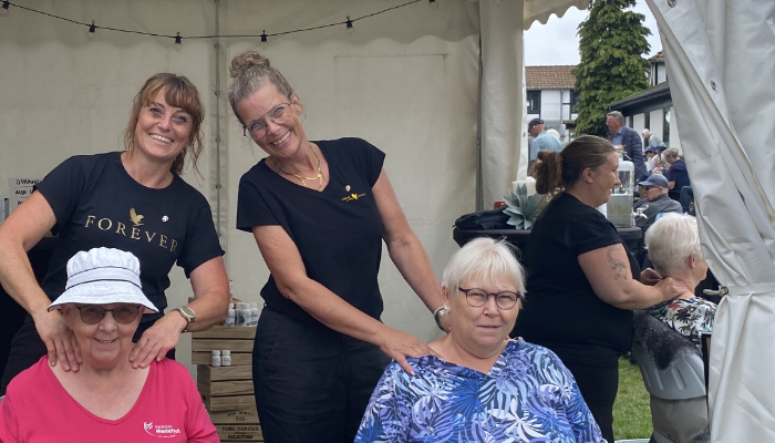 Udstillere giver massage til Seniorfestivalen